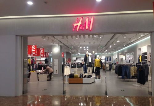 記者探訪H&M店，店門口三個(gè)女孩對(duì)“中國(guó)風(fēng)”服裝反應(yīng)各異